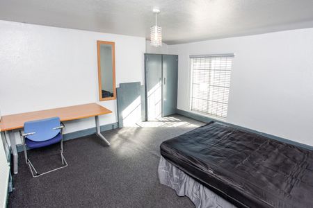 7 bedroom house to rent Moss Lane East, Manchester, M14 - Photo 3