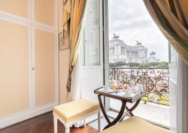 Stunning apartment overlooking Trajan's monumental Column