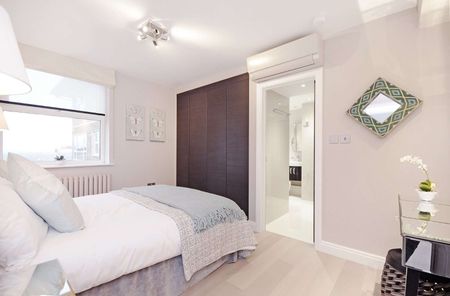 Three bedroom apartment situated on the eight floor of a purpose built block located in St John's Wood - Photo 4