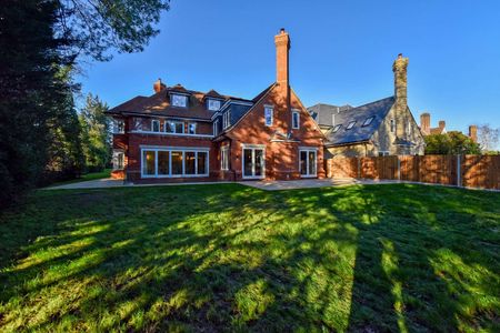 A magnificent, detached, modern family home of over 8,000sqft, spread over four floors. - Photo 2