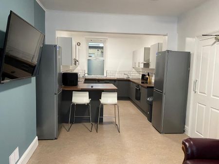 1 bedroom in a house share to rent - Photo 2