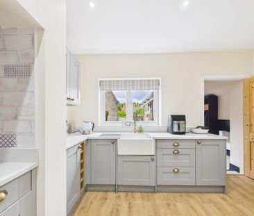 3 bedroom end of terrace house to rent - Photo 2