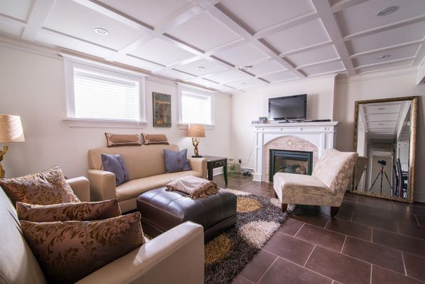 Executive fully furnished 7 bedroom 3 bath home - Photo 1