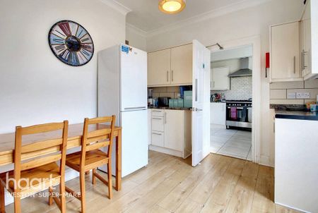 1 bedroom in a house share to rent - Photo 2