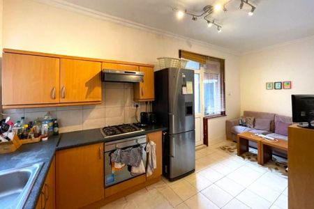 4 bedroom flat share to rent - Photo 4