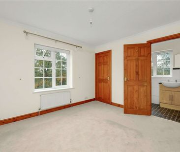 Four bedroom detached cottage in the heart of Warfield - Photo 2