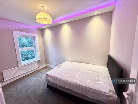 4 bedroom semi-detached house to rent - Photo 2