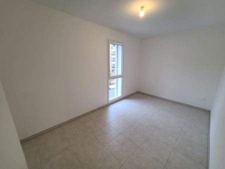 Location Appartement 3 pièces 67m² MARSEILLE 9ème - Photo 2