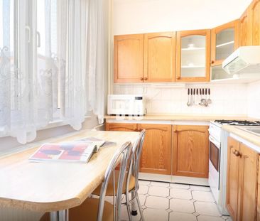 PRENÁJOM: 2-izbový byt (58 m²) v centre s balkónom a kompletnou inf... – Fotografia 2