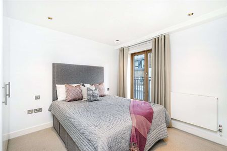 Modern and spacious one bedroom flat on the first floor in a desirable location moments from the amenities of Knightsbridge and Motcomb Street. - Photo 2