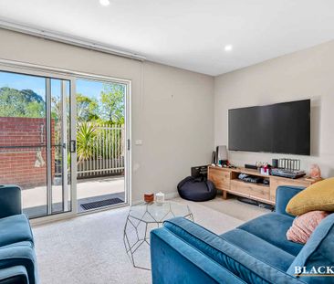 Contemporary Ground-Floor Living Surrounded by Green Spaces - Photo 3
