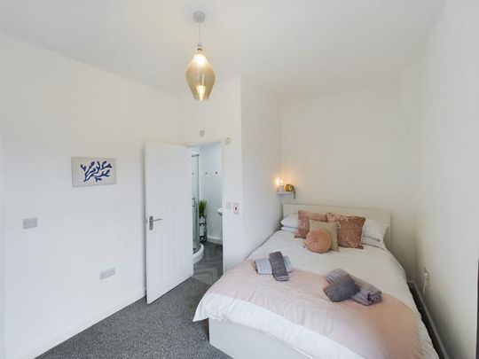 4 bedroom house of multiple occupation to rent - Photo 1