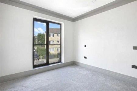 4 bedroom house in Camden - Photo 2