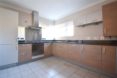 Well presented 2 bedroom second floor apartment for rent in Cambridge convenient for the City centre, Addenbrookes and station. Large balcony. Allocated parking. GCH. Unfurnished. - Photo 3