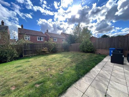 4 bedroom detached house to rent - Photo 2