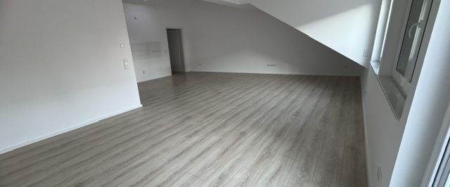 Helle und moderne 3 Zimmer DG-Wohnung mit sonnigem Flair und Balkon in Rödermark Ober-Roden - Foto 1