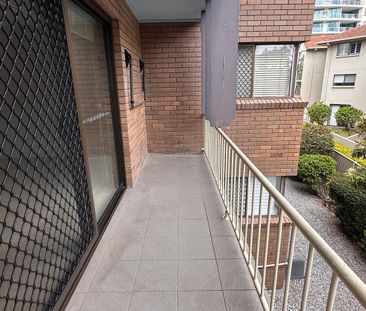 2 bedroom Prime Old Burleigh Road Location – Move In Today! - Photo 5