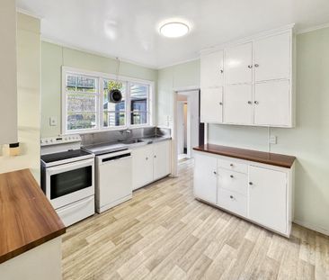 Sunny 3 Bedroom Family Home Opposite the Park - Photo 6