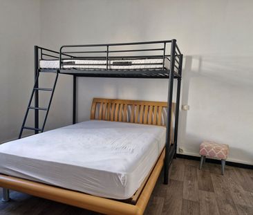 A LOUER T2 MEUBLE 1ER ETAGE PORT LA NOUVELLE - Photo 3