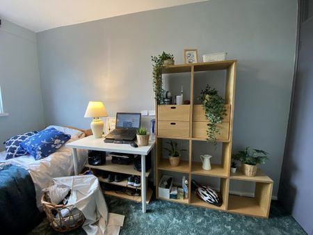 1 bedroom in a flat share to rent - Photo 4