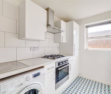 A light and spacious one bedroom ground floor flat with off street ... - Photo 6