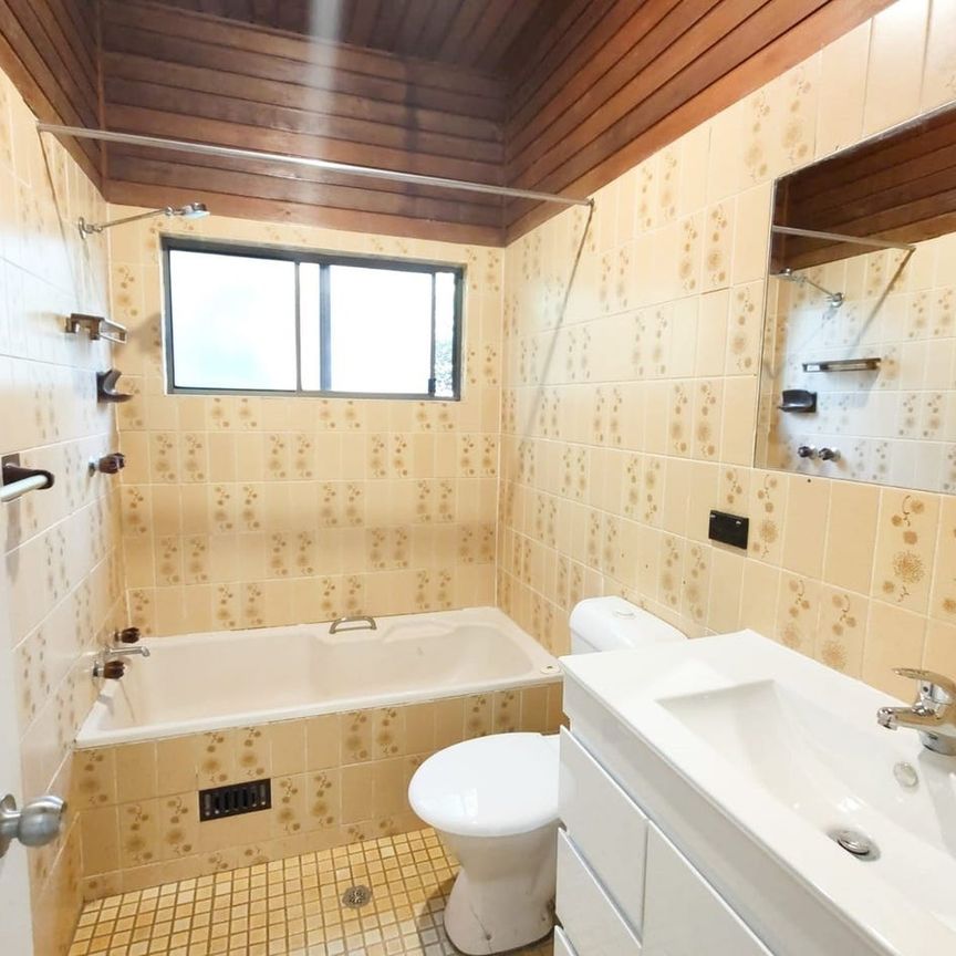 Spacious 4 Bedroom Home with Pool - Photo 1