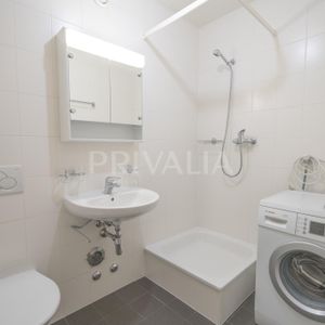 Spacious apartment in the heart of a modern and secure building with loggia, close to International Organizations - Photo 2