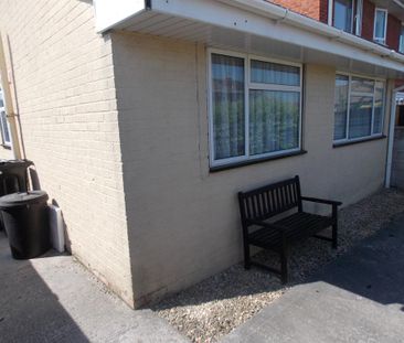 2 bedroom semi-detached bungalow to rent - Photo 3