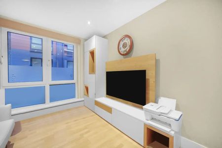 1 bedroom flat in London - Photo 5