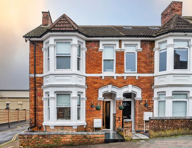 6 Bed, 4 Studio, all en-suite HMO - Photo 1