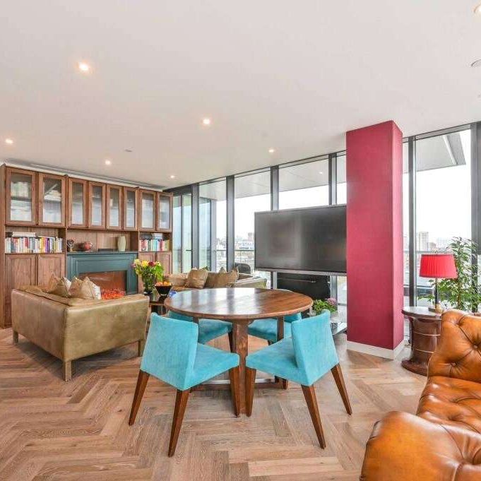 The property is set in a sought after apartment building in London Dock, Wapping. It is located in the heart of the capital, moments from Tower Bridge, The Tower of London, St Katharine Dock - Photo 1