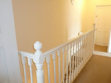 Beautiful 6 bedroom house with 4 spacious double bedrooms in West End! - Photo 3