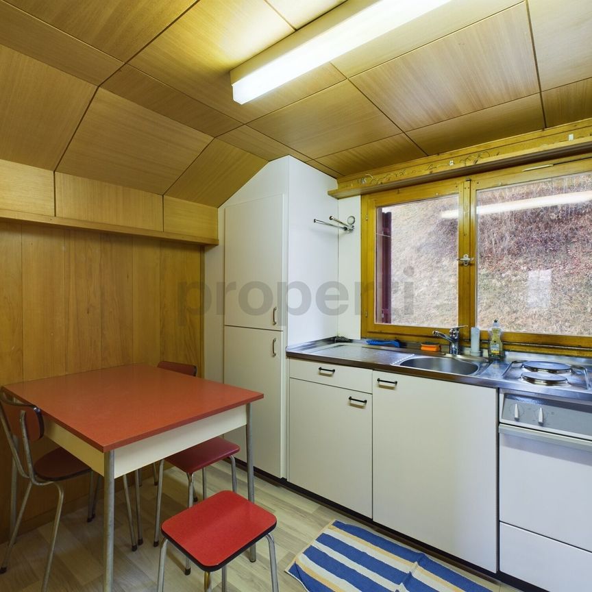 Möblierte 2-Zimmer-Dachwohnung mit herrlicher Bergsicht in Andiast - Foto 1