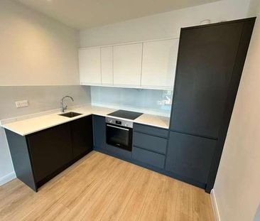 Slough, Berkshire, SL1 - Photo 4