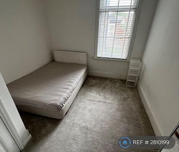 1 bedroom in a flat share to rent - Photo 3