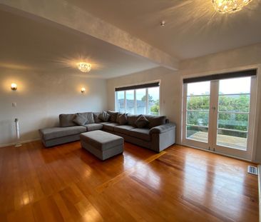 Views, sun and space in Milford - Photo 1