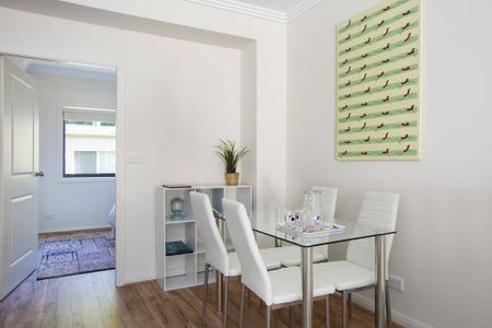 Luxe By The Beach! 3 Bedroom Townhouse... perfect beach location - Photo 2