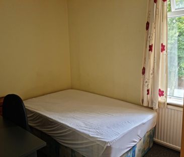 WINTON Student House *** Edgehill Road *** - SEE VIDEO TOUR - Photo 4