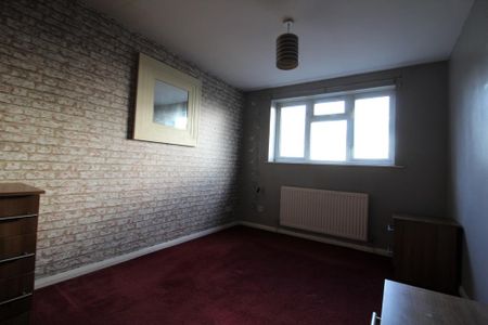 3 bedroom end of terrace house to rent - Photo 2