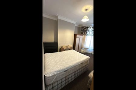 Room in a Shared House, Ruckholt Road, E15 - Photo 4