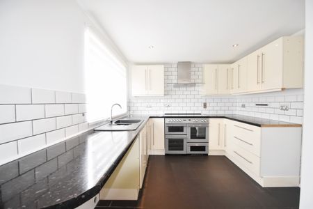 3 bedroom semi-detached house to rent - Photo 2