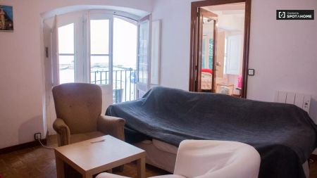 Double bed in Room in a shared 5-bedroom apartment for rent in El Raval - Foto 2