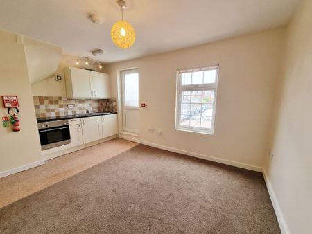 2 bed apartment to rent in Warwick Road, Kenilworth, CV8 - Photo 2