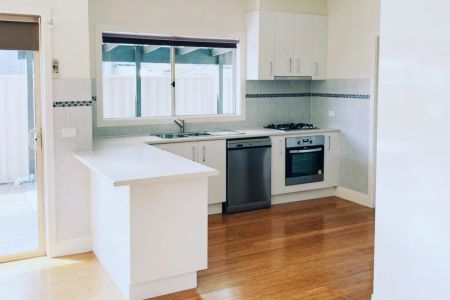 Fully Furnished Comfort in Quiet Court – $390 per week - Photo 3