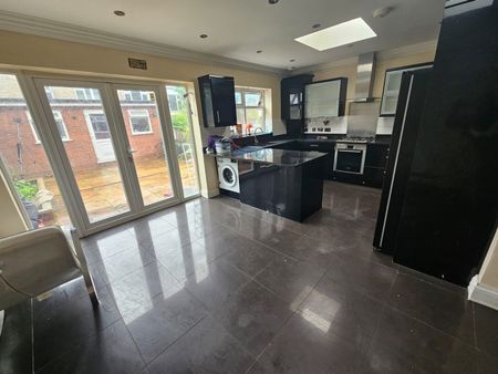 4 Bed Terraced House, Bengal Road, IG1 - Photo 3