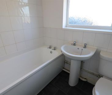 3 bedroom end of terrace house to rent - Photo 5