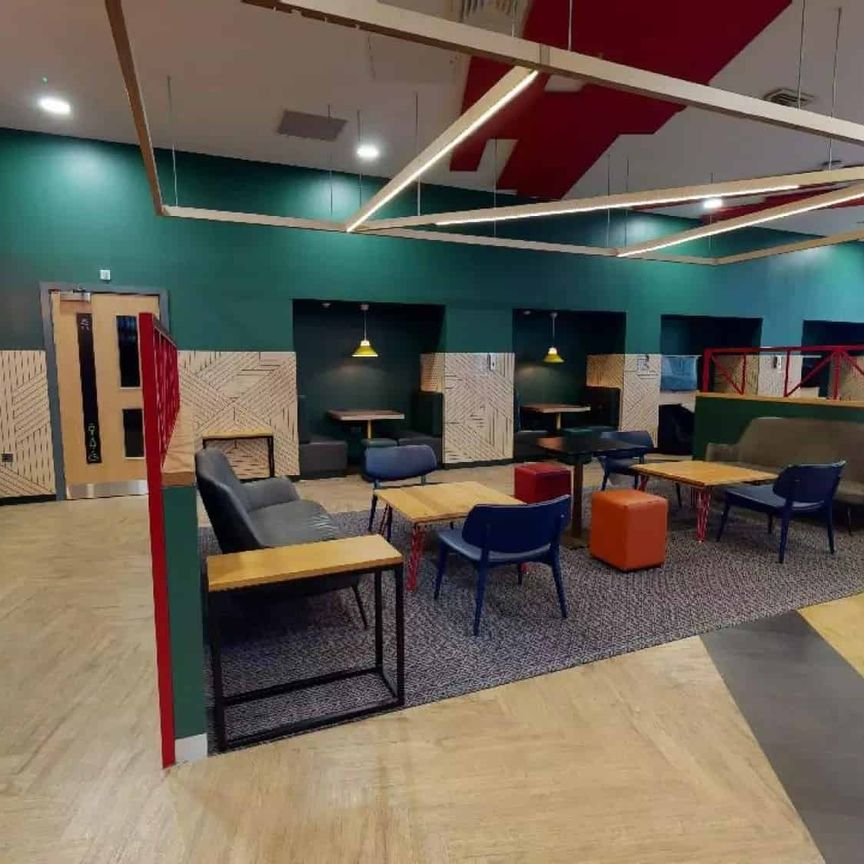 4-Bed Silver Apartment - Photo 1