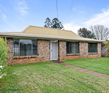 Tidy 3 Bedroom Property with Double Lockup Shed! - Photo 4