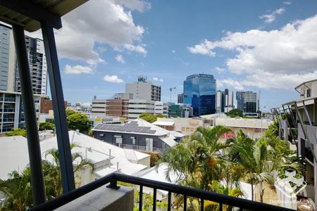 Perfect location in Toowong, Top notch garden, furnished two bedroom apartment - Photo 3