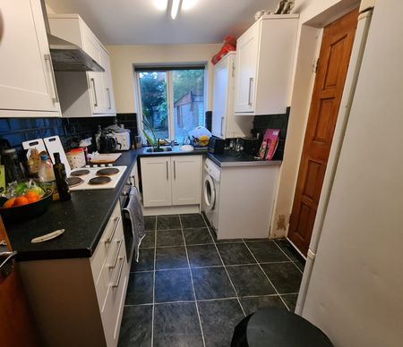 4 Bed - 52 Eden Drive, Burley, Leeds - LS4 2TN - Student - Photo 3